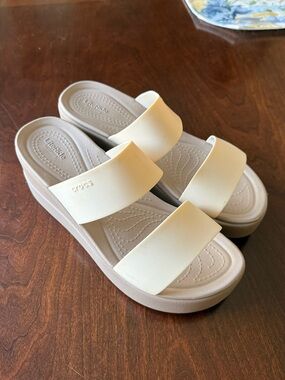 Crocs Brooklyn Mid Wedge Stucco/Mushroom